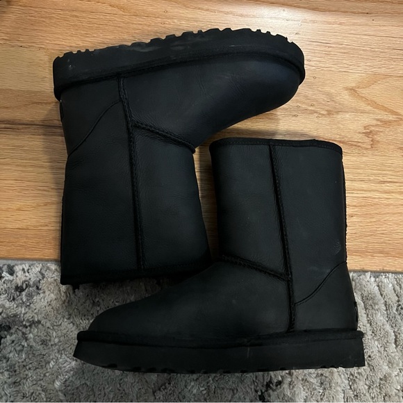 BLACK LEATHER UGGS - Picture 6 of 9